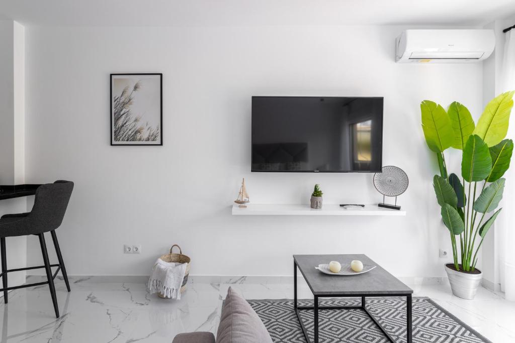 Televízia a/alebo spoločenská miestnosť v ubytovaní OleHolidays 602 Romana Playa primera linea playa