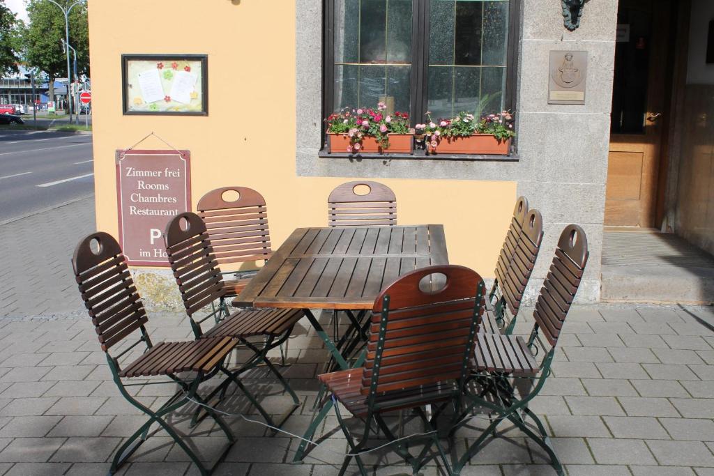 a table and chairs sitting outside of a restaurant at Hotel Gasthof zur Linde in Rothenburg ob der Tauber