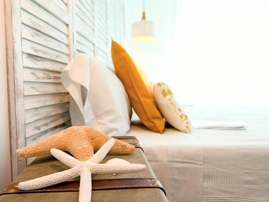 two starfish sitting on a bed in a room at APARTAMENTO VALDEMAR KELIAM FISTERRA in Finisterre