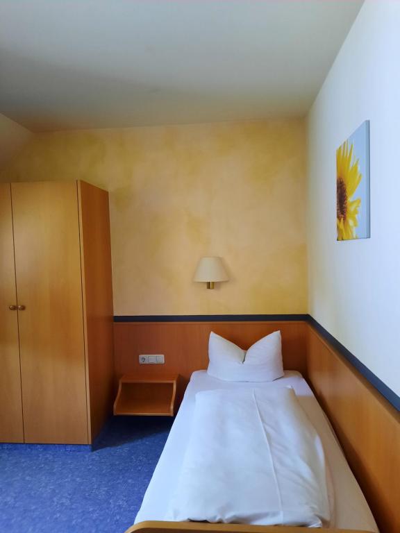 Postel nebo postele na pokoji v ubytování Gasthof Zahler