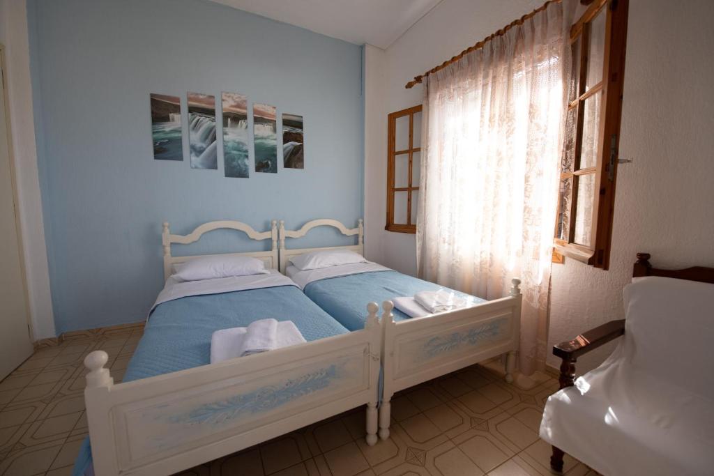 Postel nebo postele na pokoji v ubytování Eleni Studios Neo Klima Skopelos