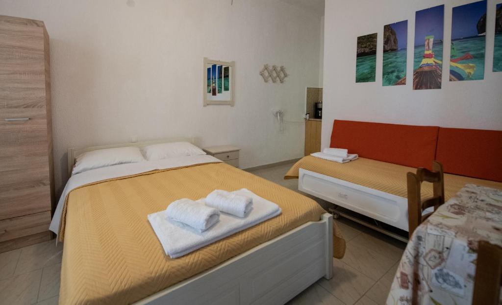 Postel nebo postele na pokoji v ubytování Eleni Studios Neo Klima Skopelos