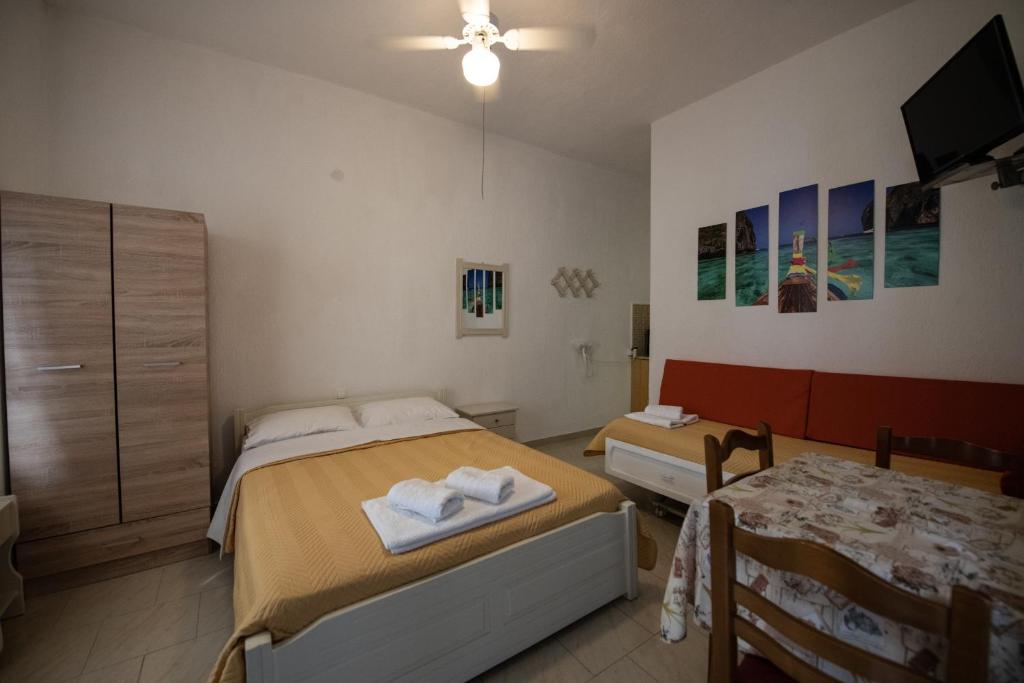 Postel nebo postele na pokoji v ubytování Eleni Studios Neo Klima Skopelos