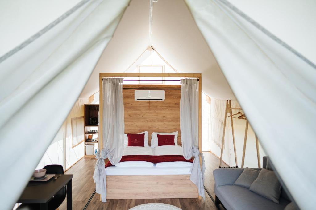 Postel nebo postele na pokoji v ubytování Lakeside Petzen Glamping
