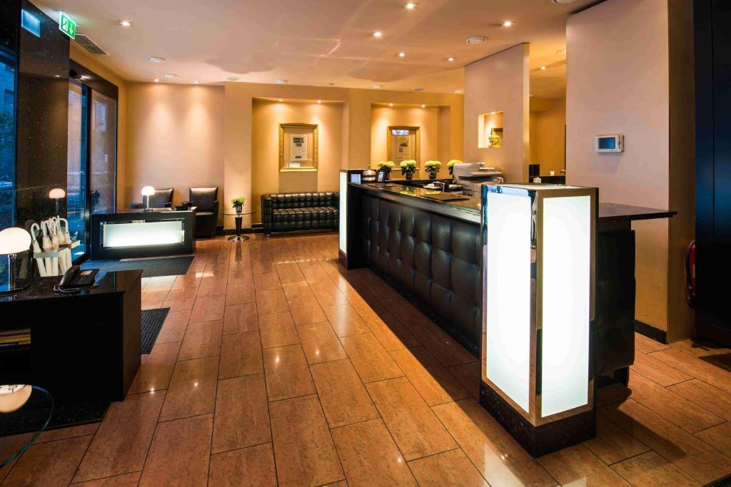 ein Restaurant mit Bar in einem Hotelzimmer in der Unterkunft Hotel Concorde in Frankfurt am Main