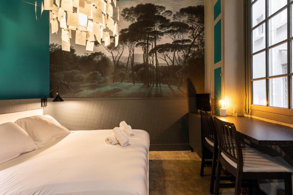 une chambre avec un lit, un bureau et une fenêtre dans l'établissement DIFY Platiere - Hotel de Ville, à Lyon