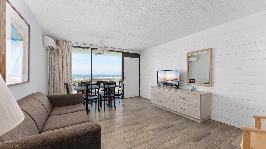 TV a/nebo společenská místnost v ubytování Beau Rivage Beach Resort