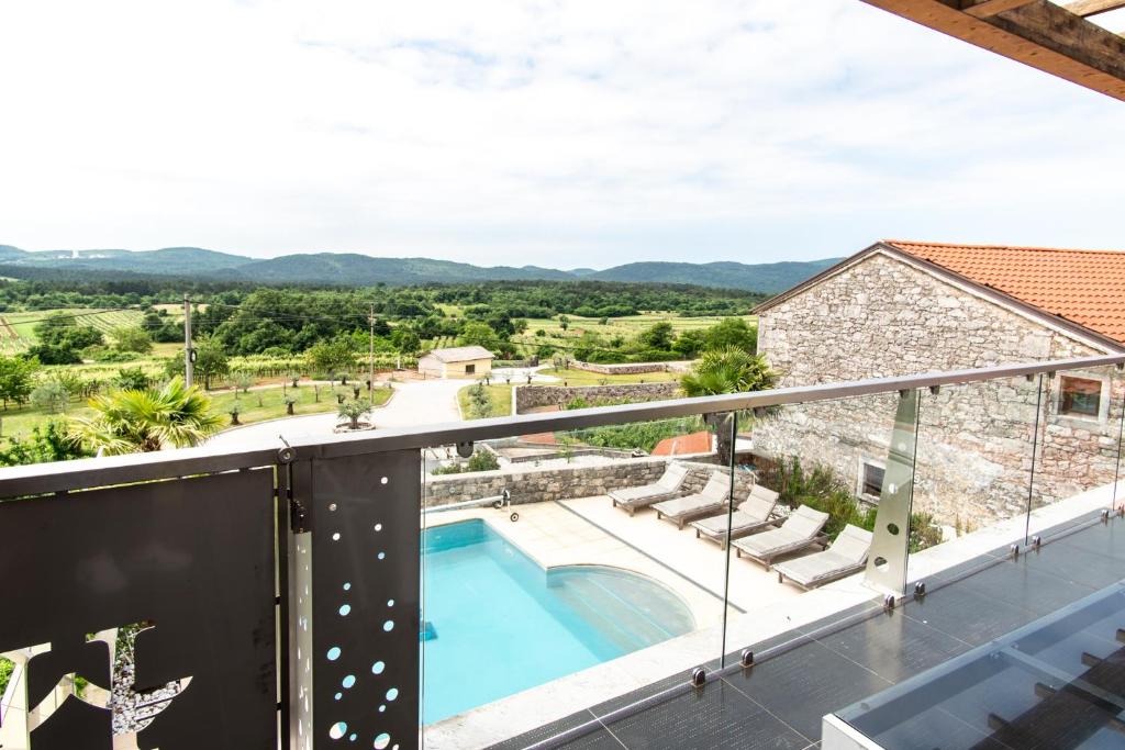 una vista dal balcone di una villa con piscina di Apartment THE VIEW HerMes arT a Sežana