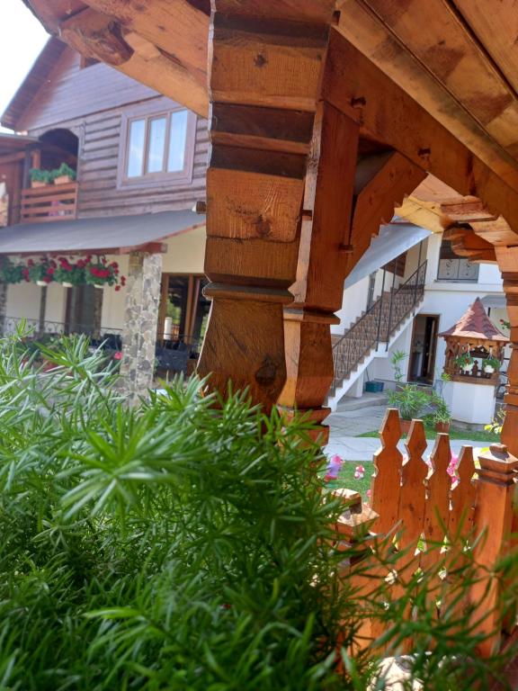 eine hölzerne Pergola vor einem Haus in der Unterkunft Pensiunea Casa Ancuta in Vadu Izei