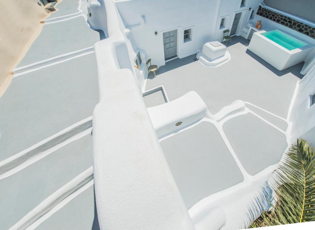 Bazén v ubytování AQUA SERENITY LUXURY SUITES SANTORINI nebo v jeho okolí