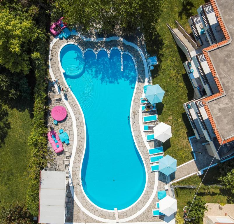 een uitzicht over het zwembad van een resort bij Macedon in Limenas
