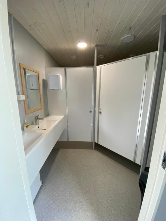 y baño con lavabo y espejo. en Ivalo River Camping, en Ivalo
