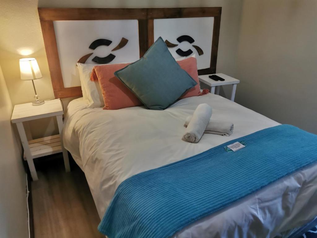 Un dormitorio con una cama con almohadas. en Harties Honeymoon Suite, en Hartbeespoort