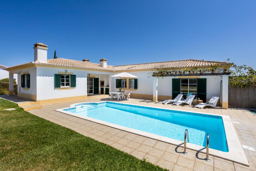 Villa con piscina frente a una casa en Casa Asami - Beautiful villa with private pool en Aljezur