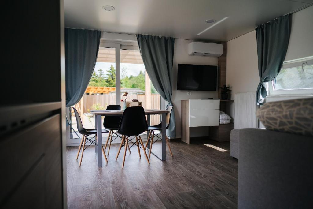 TV a/nebo společenská místnost v ubytování Lakeside Petzen Glamping