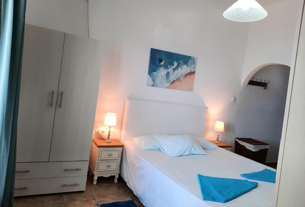 Postel nebo postele na pokoji v ubytování Logaras Seaview Apartment