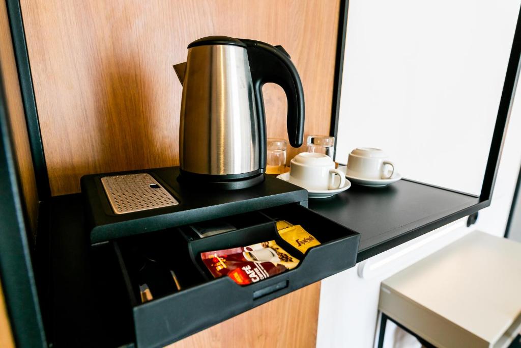 Příslušenství pro přípravu čaje a kávy v ubytování LX SoHo Boutique Hotel by RIDAN Hotels