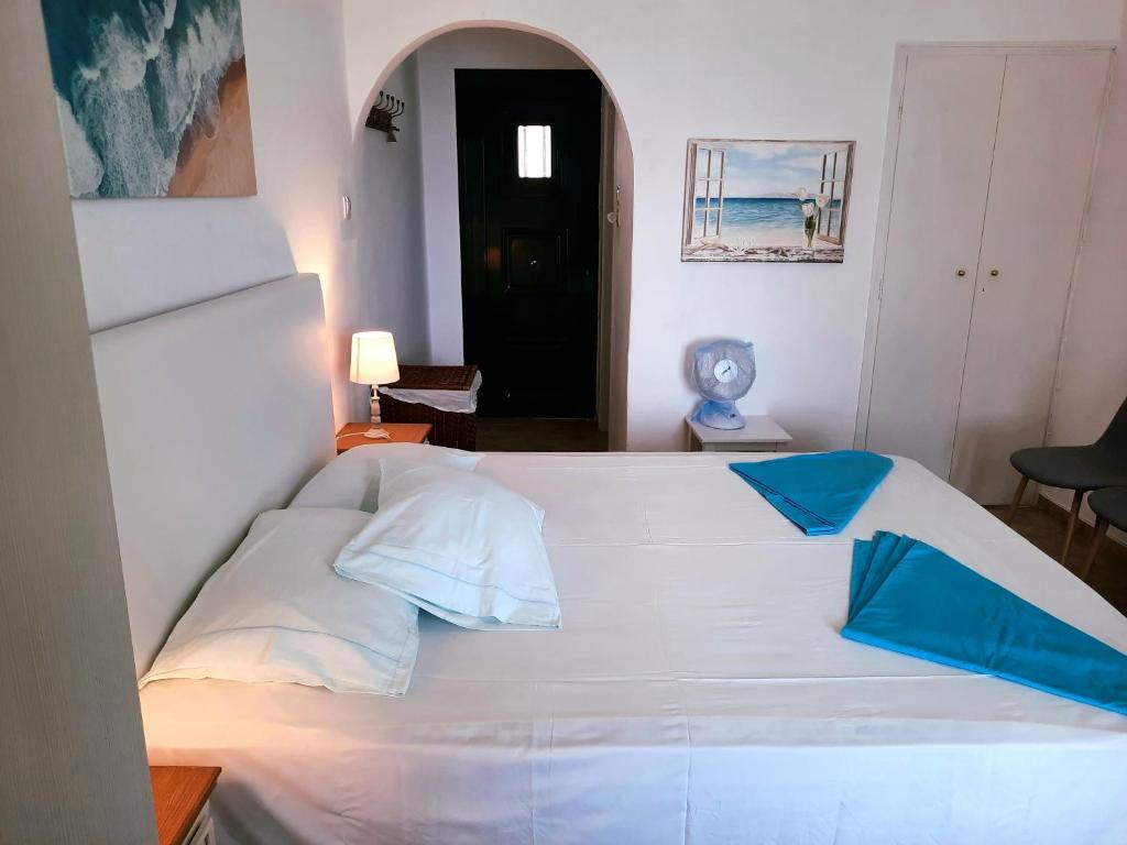 Postel nebo postele na pokoji v ubytování Logaras Seaview Apartment