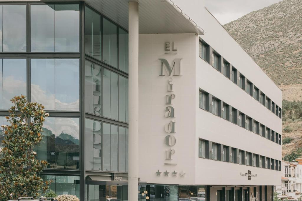 Nespecifikovaný výhled na hory nebo výhled na hory při pohledu z hotelu