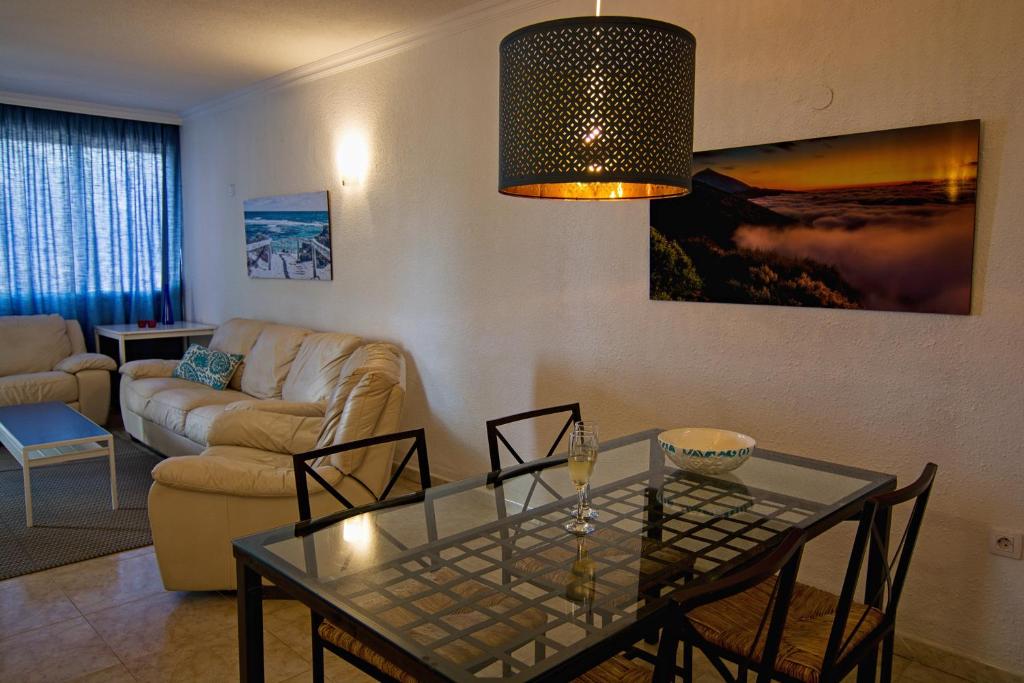 Azahara Apartamento cerca Playa Las Vistas Los Cristianos - Three-Bedroom Apartment