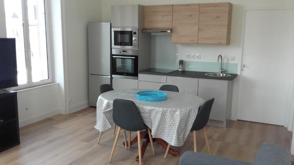 - une cuisine avec une table et un bol bleu dans l'établissement Dinard-Day, à Dinard