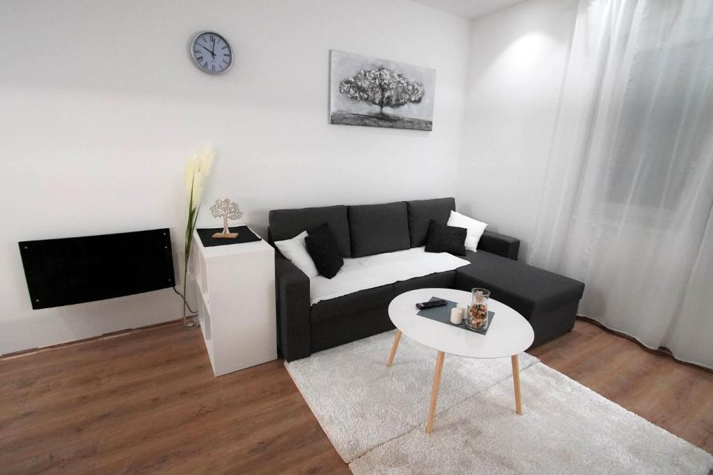 4TREES Airport Apartments and Rooms - 2