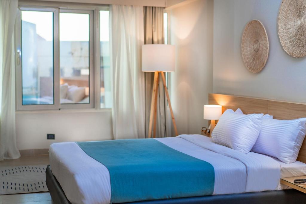 Postel nebo postele na pokoji v ubytování Redcon Suites