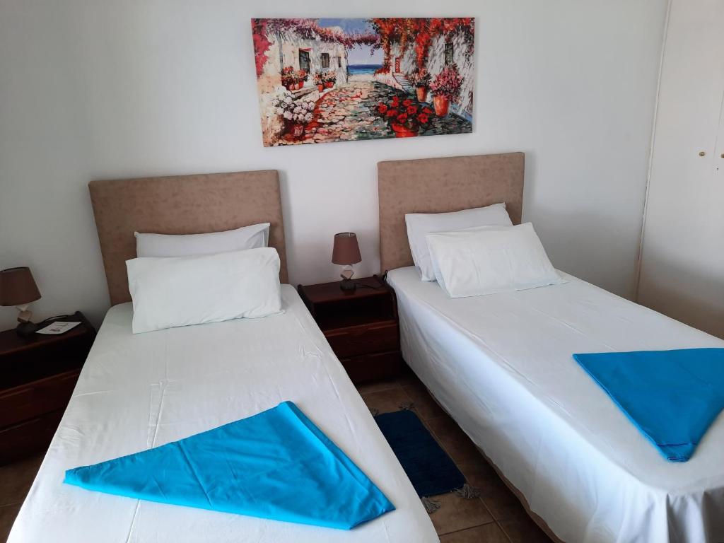 Postel nebo postele na pokoji v ubytování Logaras Seaview Apartment