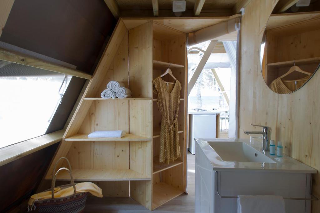 Un baño de Tamarit Beach Resort
