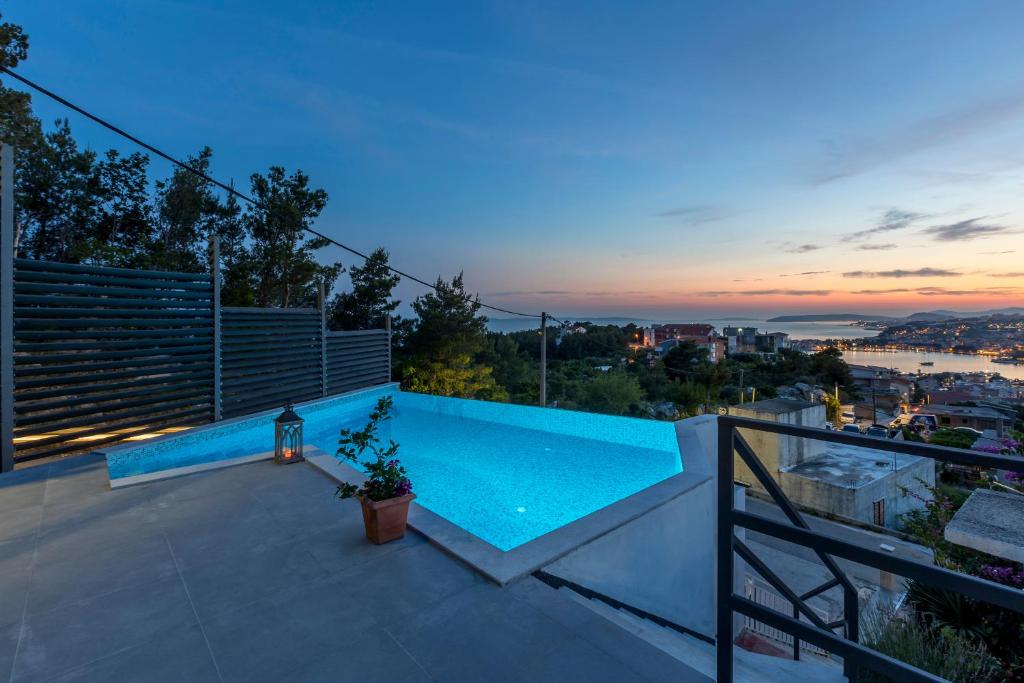 a swimming pool on the roof of a house at Bellevue in Podstrana