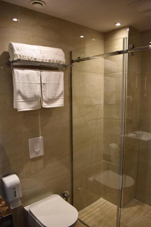 A bathroom at Giulia Albérgo Hotel