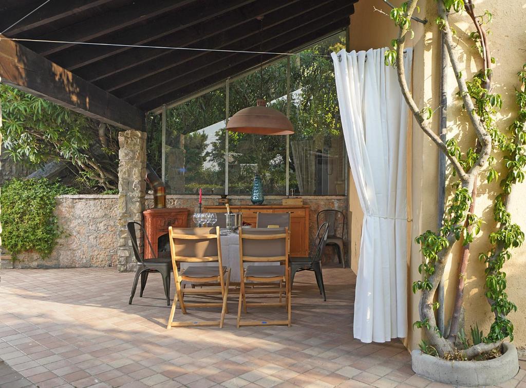 Patio lub wspólna przestrzeń na świeżym powietrzu w obiekcie Villa Bouganville