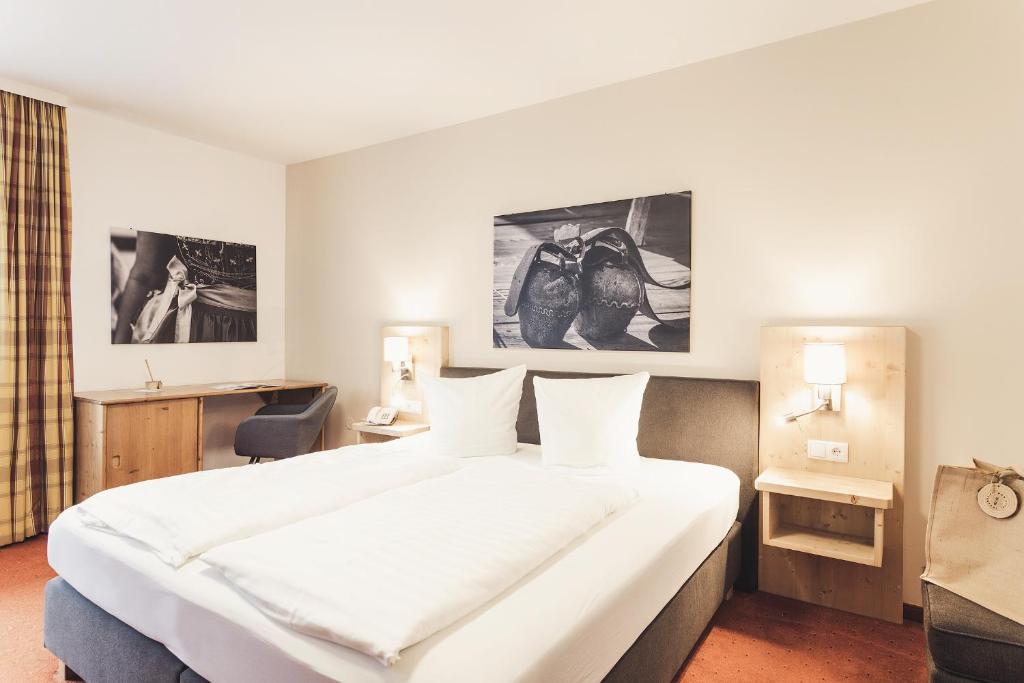 A bed or beds in a room at Hotel Johanna mitten im Ötztal