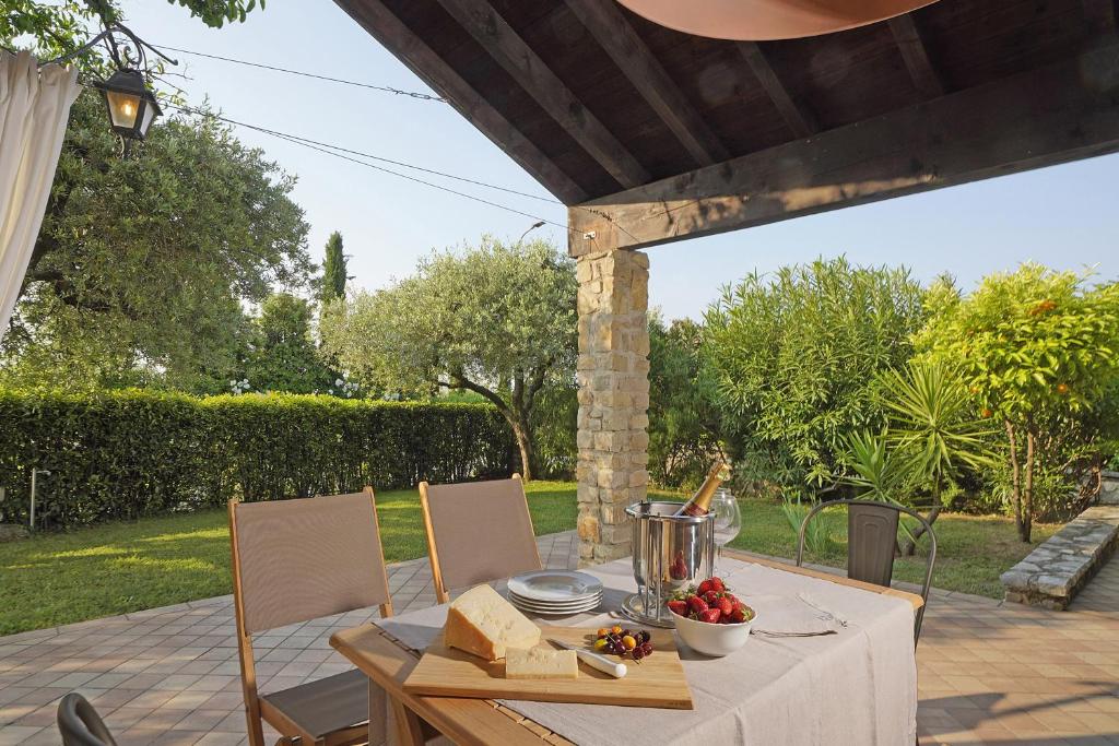 stół z jedzeniem na patio w obiekcie Villa Bouganville w mieście Toscolano Maderno
