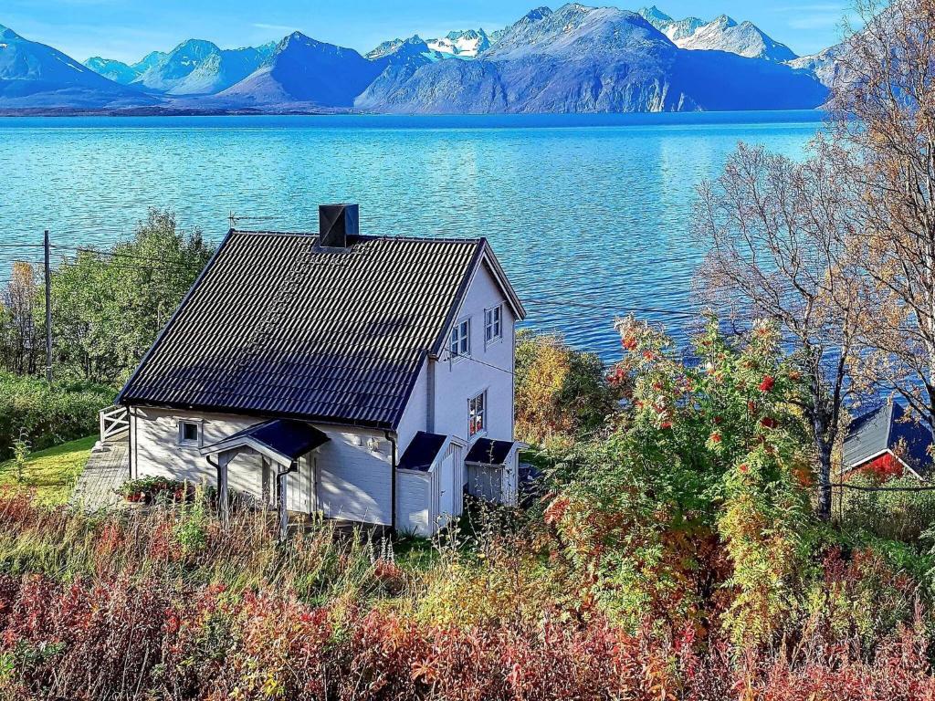 una casa sentada a un lado de un lago en Holiday home Olderdalen II, en Olderdalen