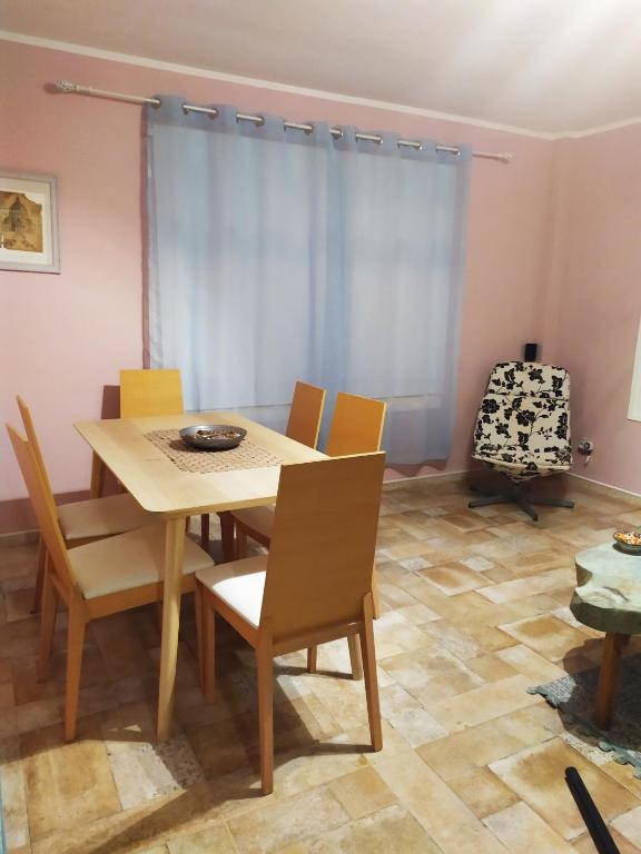 een eetkamer met een tafel en stoelen bij Tazacorte beach 1 floor in Puerto