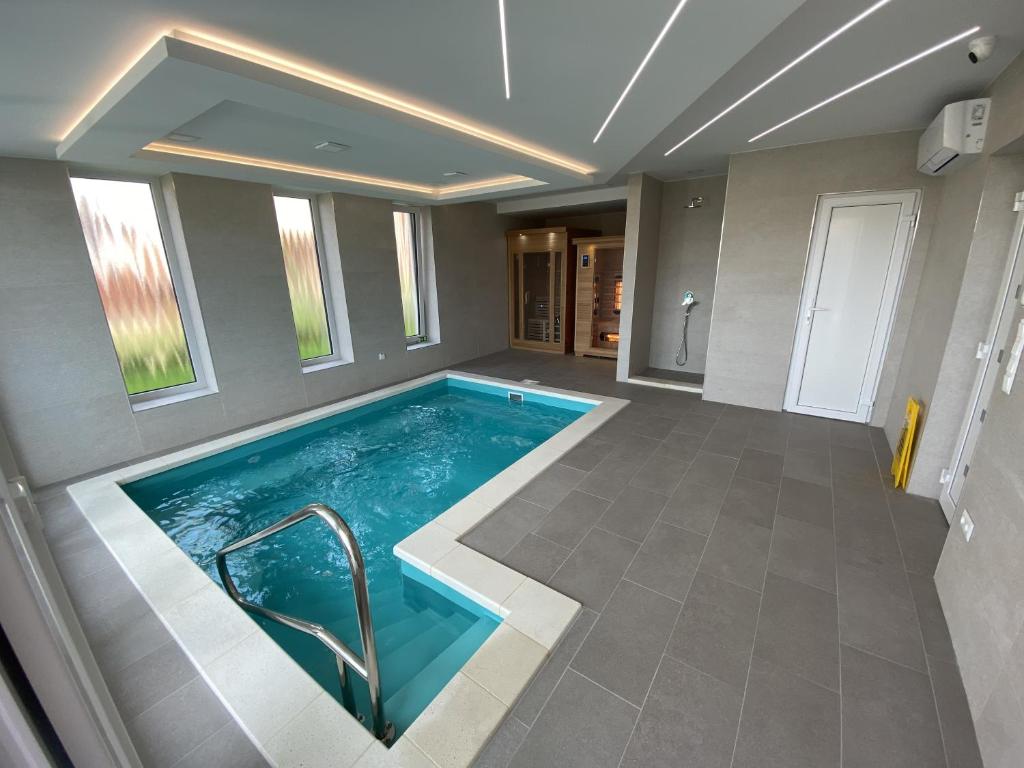 Bazén v ubytování MAGNOLIA Room & Spa - ADULTS ONLY nebo v jeho okolí