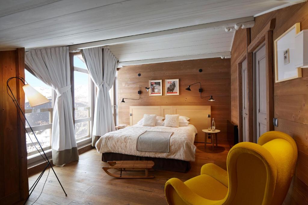 Postel nebo postele na pokoji v ubytování Les Trois Vallées, a Beaumier hotel