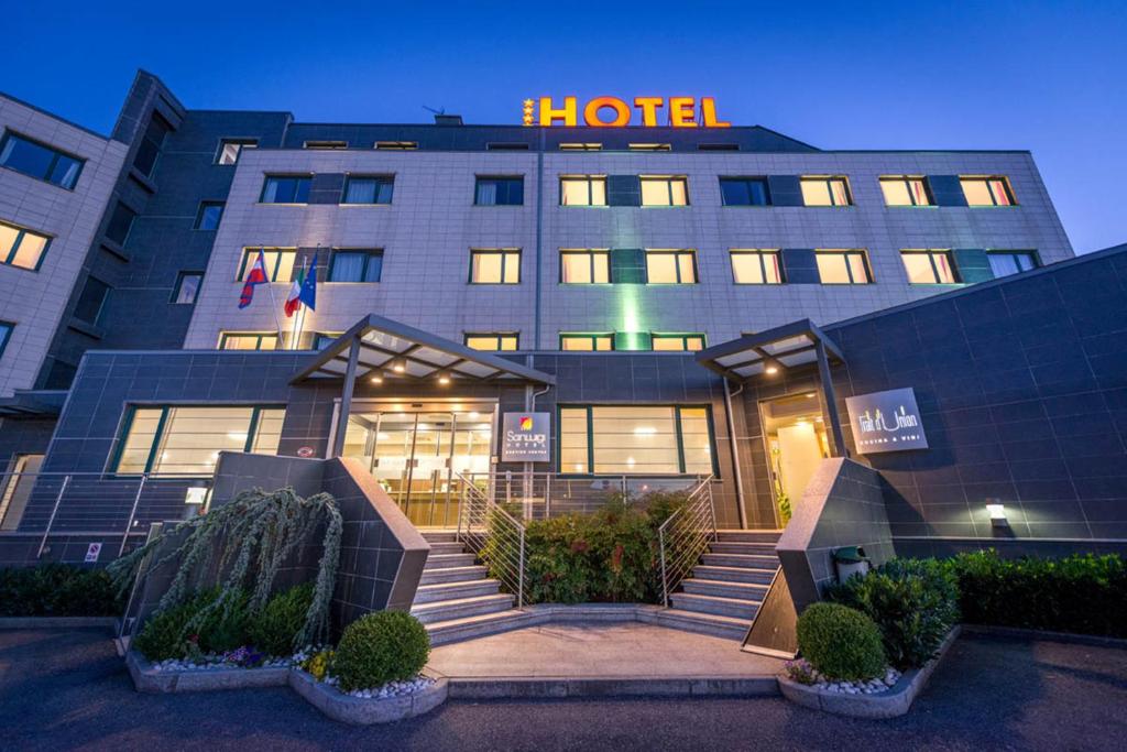 a hotel building with a hotel sign on top of it at Torino Hotel San Luigi - Ristorante Trait d'Union in Beinasco