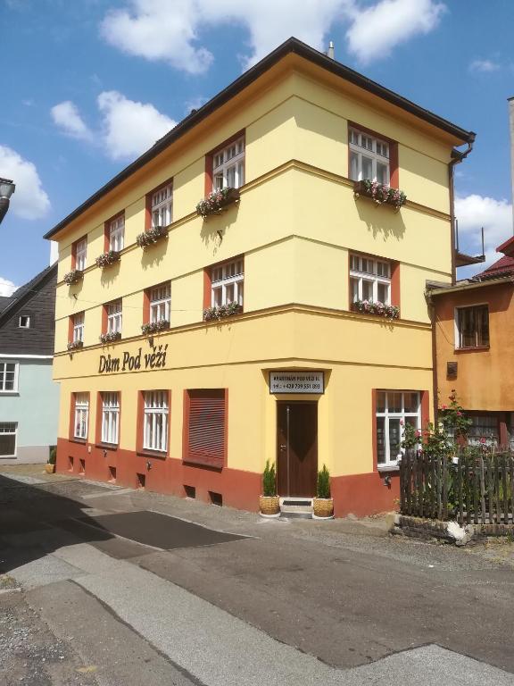 ein gelbes Gebäude mit einem Schild, das Dim Pad Hotel liest in der Unterkunft Apartmán Pod věží II in Česká Kamenice