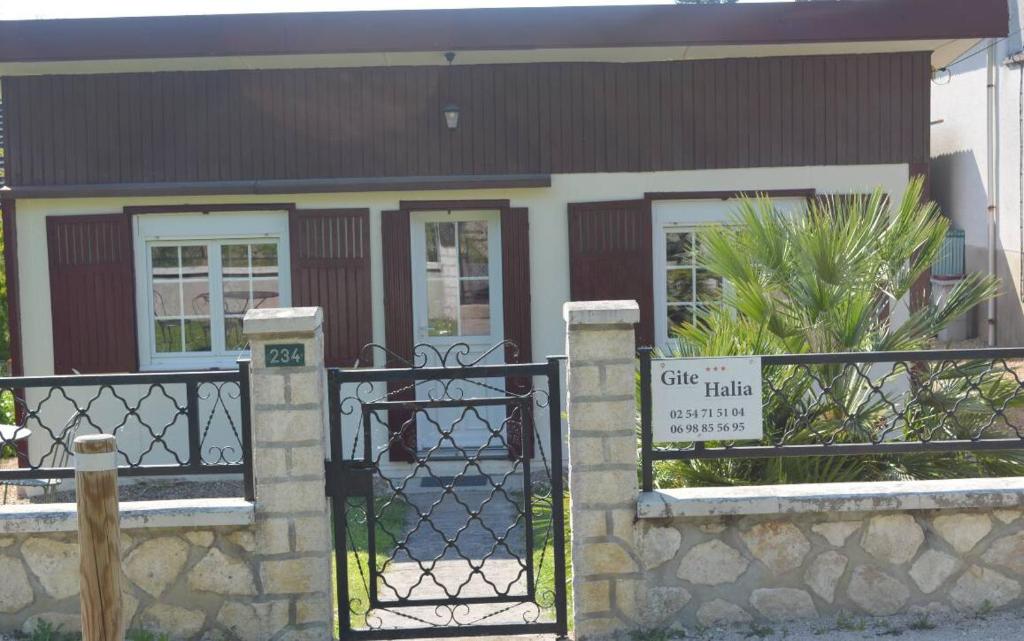 a small house with a gate in front of it at Gite Halia beauval in Seigy