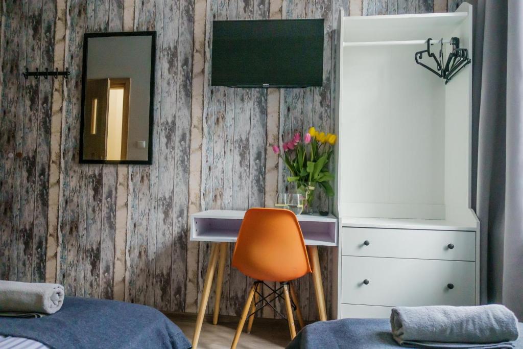 Televízia a/alebo spoločenská miestnosť v ubytovaní Trip & Hostel
