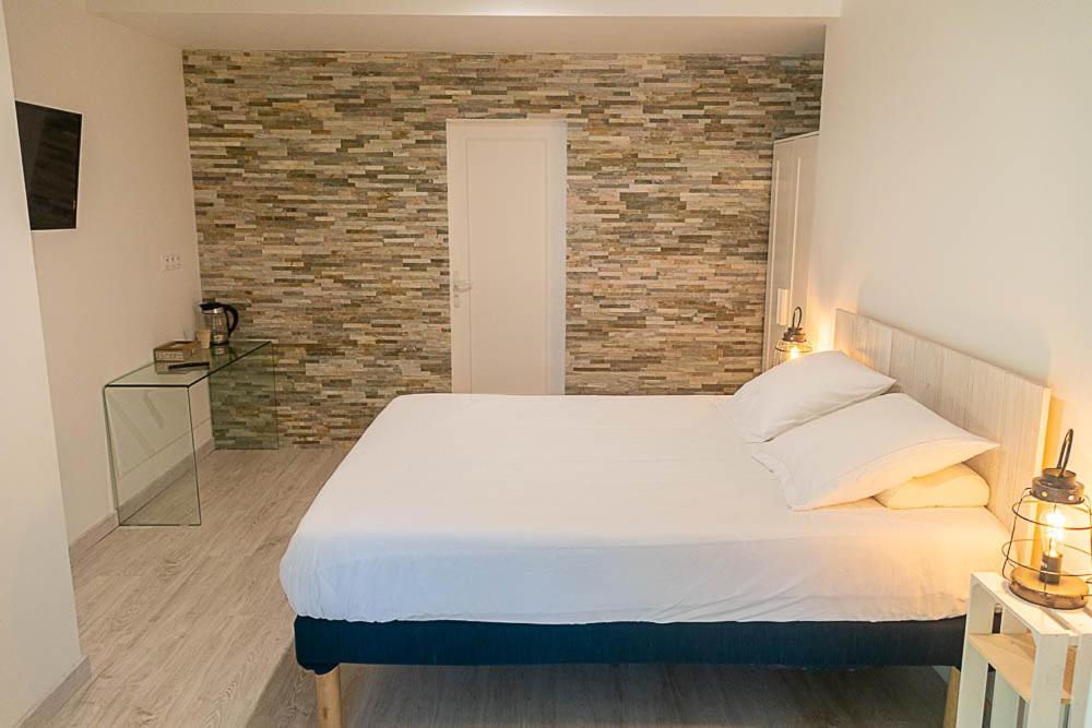 Een bed of bedden in een kamer bij Au détour des vignes