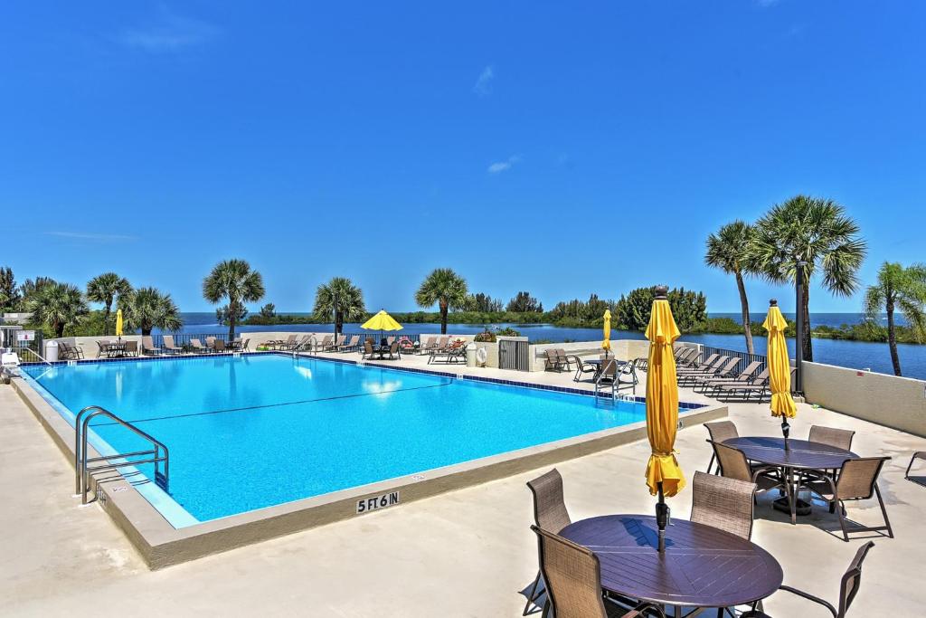 - une piscine avec des tables et des parasols dans l'établissement Hudson Resort Condo with Private Beach Access!, à Hudson
