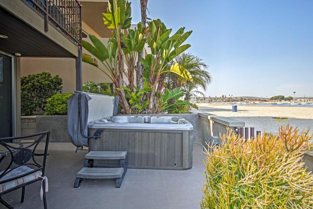 Bayfront Getaway on Boardwalk with Hot Tub!