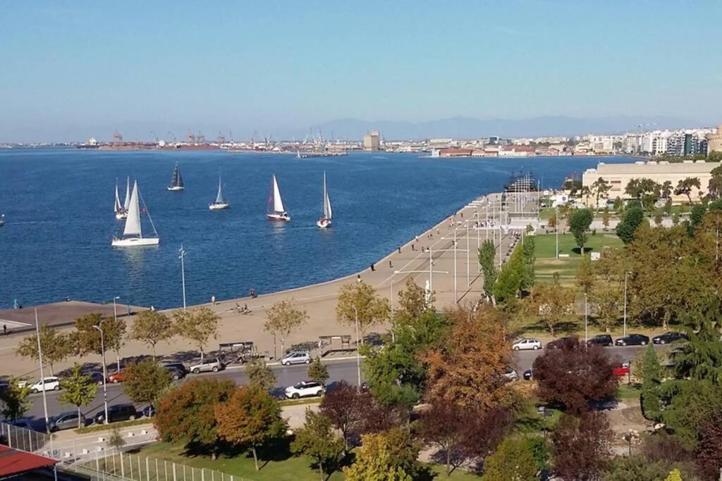 vistas a un puerto con barcos en el agua en Sea & City views, Aspa’s apartment en Tesalónica