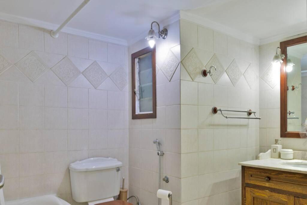 A bathroom at Sea & City views, Aspa’s apartment