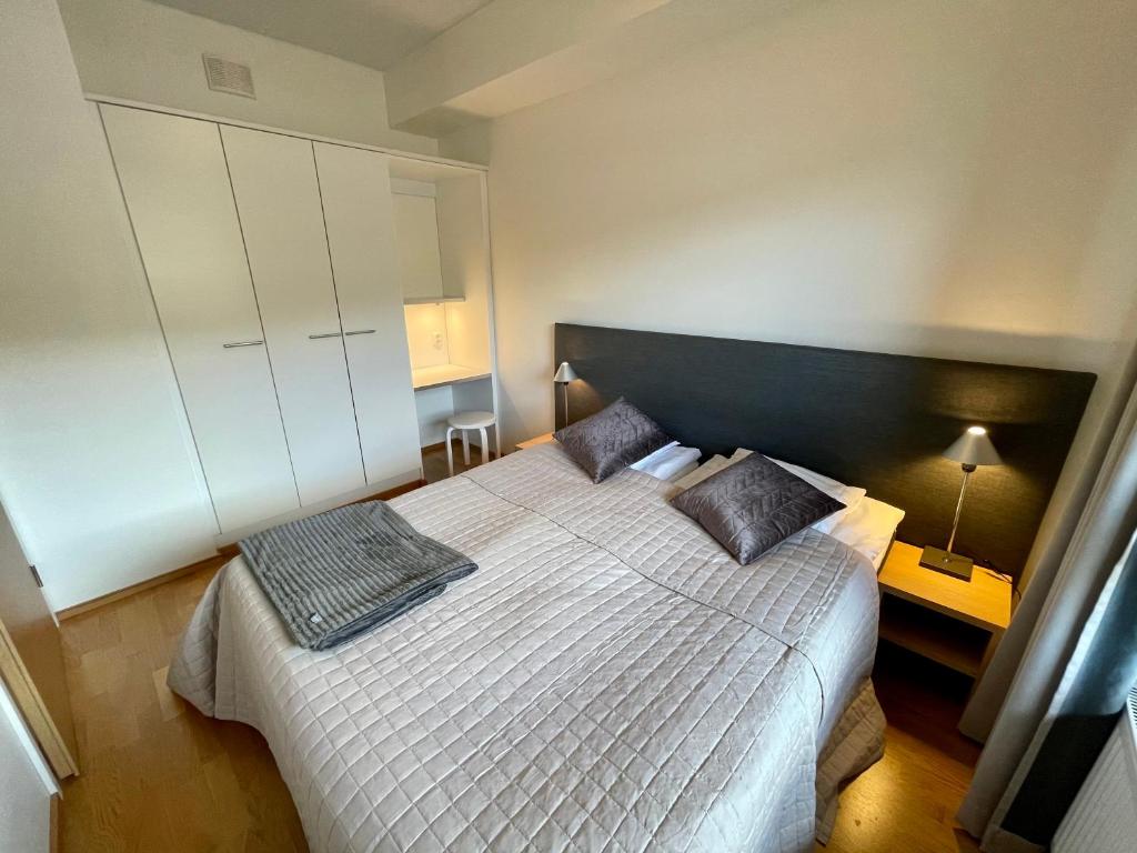 um quarto com uma grande cama branca e 2 almofadas em Salomon Chalet 7207 - Parivuoteellinen makuuhuone ja lisäksi makuualkovi - Täydellinen pariskunnille ja perheille em Ylläsjärvi