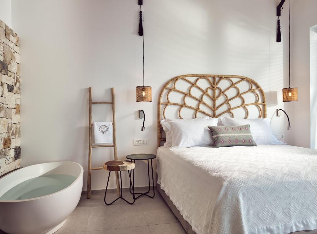 Postel nebo postele na pokoji v ubytování Etheria Luxury Villas & Suites