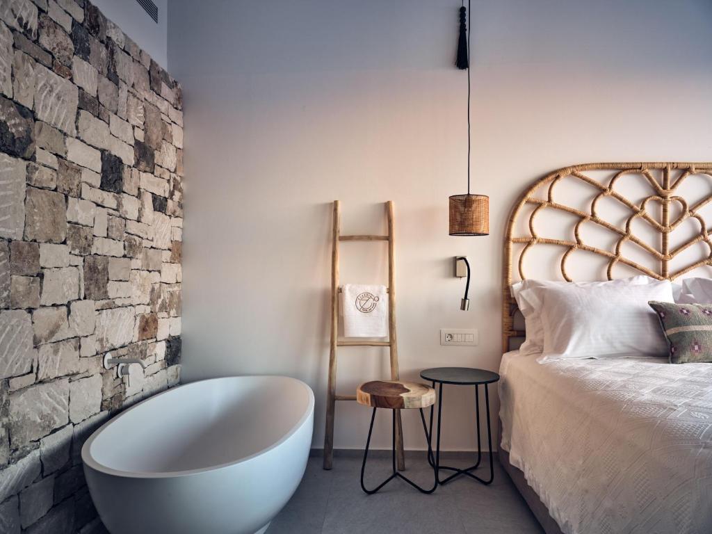 Postel nebo postele na pokoji v ubytování Etheria Luxury Villas & Suites